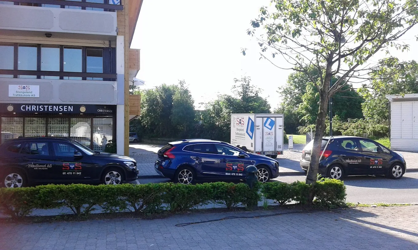 Skolebilene til Stangeland Trafikkskole, parkert utenfor trafikkskolen